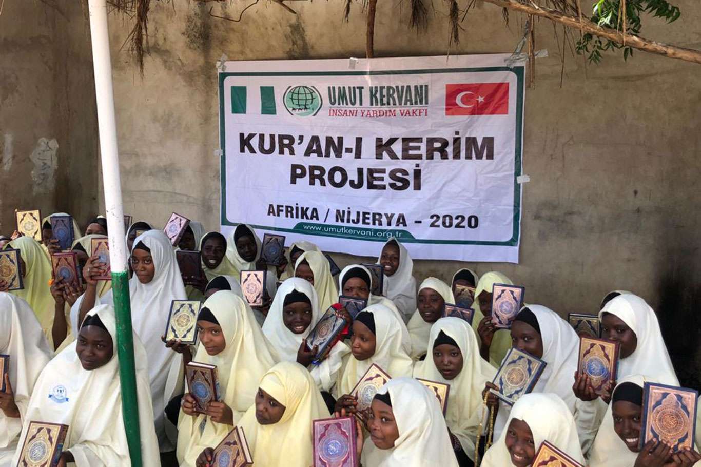 وقف کاروان امید به دانش آموزان حوزه ای در آفریقا قرآن توزیع کرد